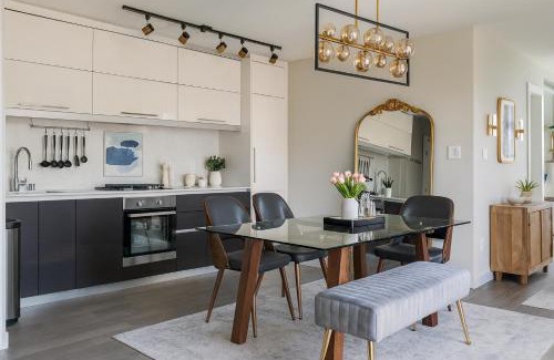 Chinatown Apartment | Stylish 2 Bedroom Suite Near Downtown and Gastown