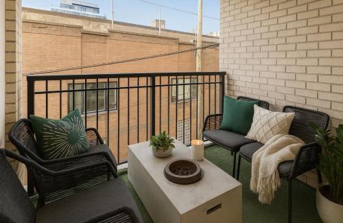 Chinatown Apartment | Stylish 2 Bedroom Suite Near Downtown and Gastown
