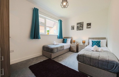 Hinckley House | Stylish 2 BR Apartment ,Business & Leisure| Free Parking | 5 Min walk into town!