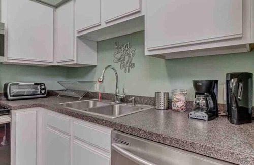 Springfield Apartment | Stylish 2 BR apartment - perfect for relaxing!