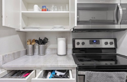 Far North Dallas Condo | Stylish 2bed/2ba - GATED Community! Small pets ok