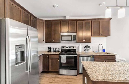 Auburn Hills Apartment | Stylish 2BR/2BA | Gym & Pool