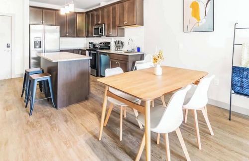 Auburn Hills Apartment | Stylish 2BR/2BA | Gym & Pool