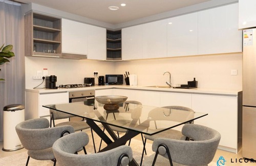 Za'abeel 2 Apartment | Stylish 2BR Apt with pool view of Burj Khalifa - Downtown Views