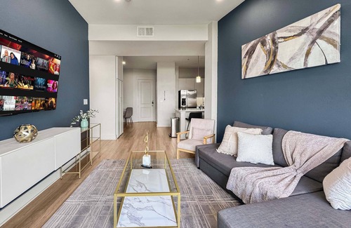Deep Ellum Apartment | Stylish 2BR Deep Ellum | 7 Beds | Parking Included