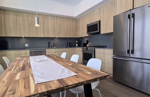 East Kootenay House | Stylish 2BR | River & Views | 5 Min Fernie and Resort