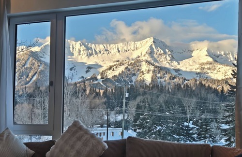 East Kootenay House | Stylish 2BR | River & Views | 5 Min Fernie and Resort