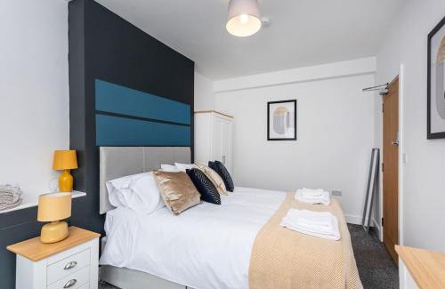 Burnley House | Stylish 3 bedroom home - ideal for all guest types- free parking