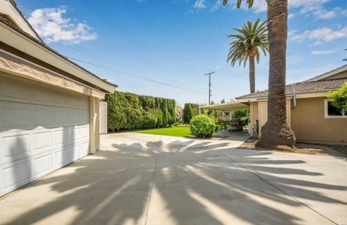 Southeast Anaheim House | Stylish 3-bedroom house with backyard & BBQ near Disneyland