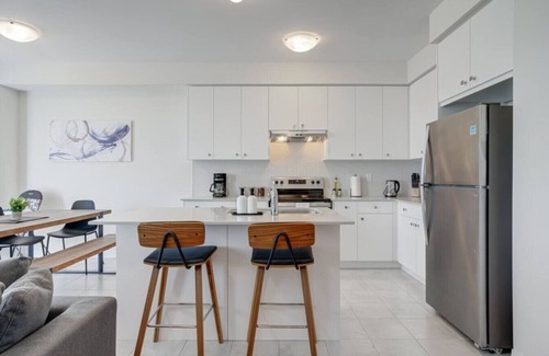 Pickering House | Stylish 3BDR in Pickering's Heart | Free Parking