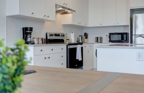 Pickering House | Stylish 3BDR in Pickering's Heart | Free Parking