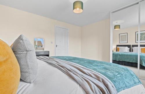 St Neots House | Stylish 4 Bedroom House in St Neots w Free Parking