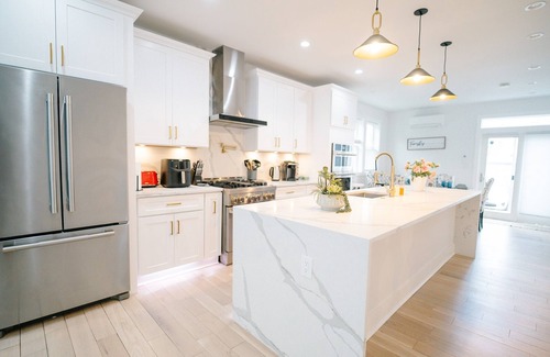 Park View House | Stylish 4BR/4BA Haven | Rooftop Deck & Private Parking!