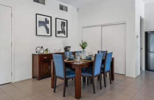 Mount Ommaney House | Stylish 4BR Home with BBQ and Media Room in Mt Ommaney