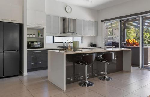 Mount Ommaney House | Stylish 4BR Home with BBQ and Media Room in Mt Ommaney