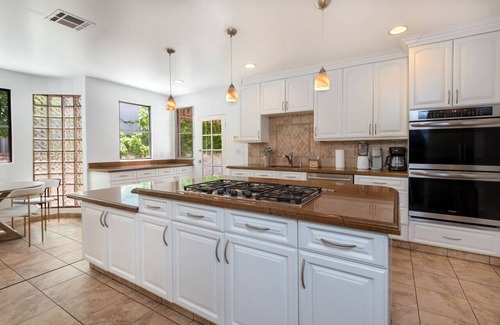 La Brea House | Stylish 5BR/4BA House with Private Jacuzzi