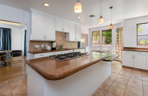 La Brea House | Stylish 5BR/4BA House with Private Jacuzzi