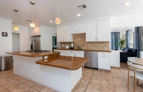 La Brea House | Stylish 5BR/4BA House with Private Jacuzzi