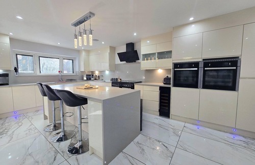 Rushmoor District House | Stylish 6-Bed Retreat with Parking and Jacuzzi
