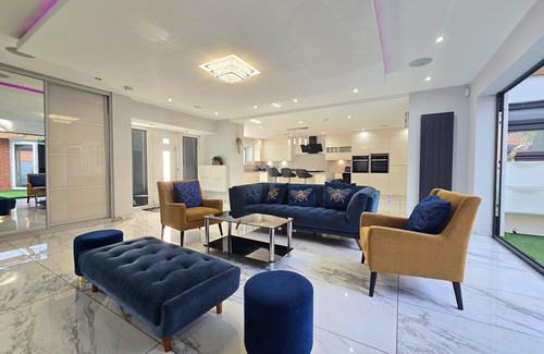 Rushmoor District House | Stylish 6-Bed Retreat with Parking and Jacuzzi