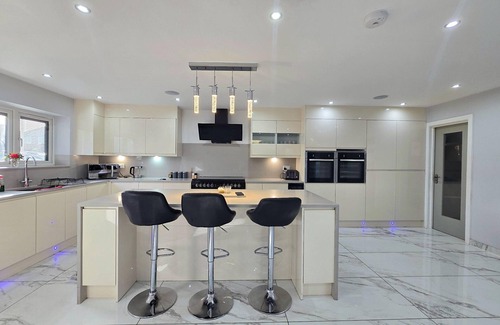 Rushmoor District House | Stylish 6-Bed Retreat with Parking and Jacuzzi