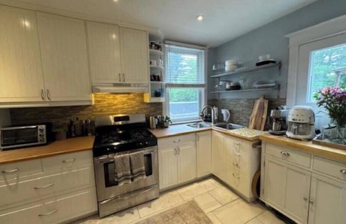 Hamilton House | Stylish and cozy century craftsman near escarpment. Minutes to shops & dining!