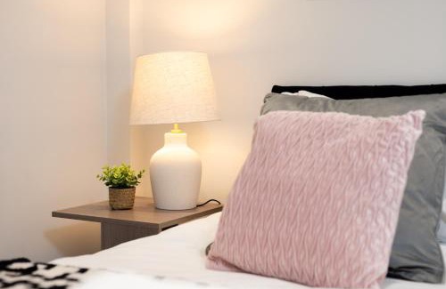 Tollington Apartment | Stylish and Modern 2 Bedroom Flat, Finsbury Park, Sleeps up to 6 guests 3 double beds, Near Emirates Stadium