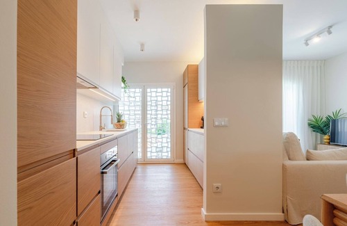 Paranhos Apartment | Stylish and Spacious Apartment by HostWise