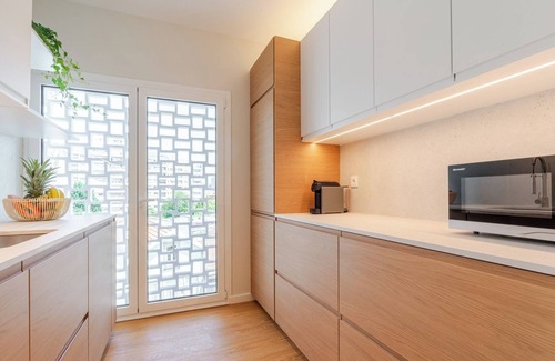 Paranhos Apartment | Stylish and Spacious Apartment by HostWise