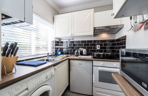 Brondesbury Park Apartment | Stylish apartment 12 minutes tube to Oxford Street with free wifi and air con