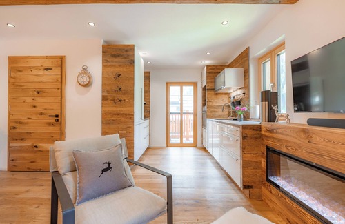 Heiligenblut Ski Chalet | Stylish Apartment for 2 Adults + 2 Kids: Sauna, Whirlpool & Mountain Comfort