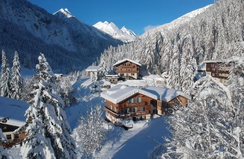 Heiligenblut Ski Chalet | Stylish Apartment for 2 Adults + 2 Kids: Sauna, Whirlpool & Mountain Comfort