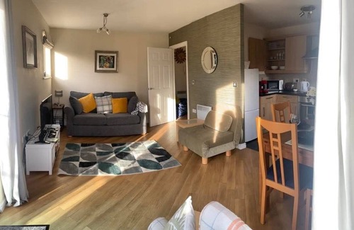 Griffydam Apartment | Stylish Apartment sleeps 4/6 Wi-Fi Parking Pet Friendly near NEC and Warwick Uni