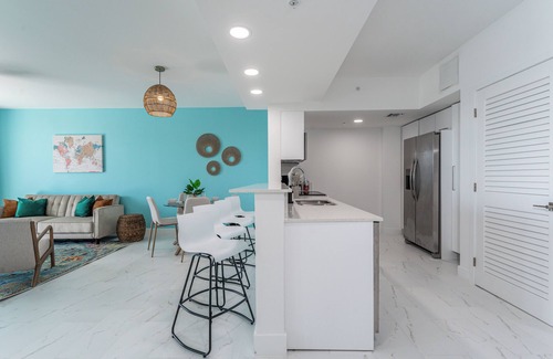 Parkside Apartment | Stylish Apartment with Pool-Gym-Parking and Balcony - 5 Min to Hollywood Beach!