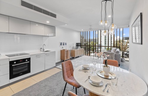 Milton Apartment | Stylish Apartment with Study & free Parking