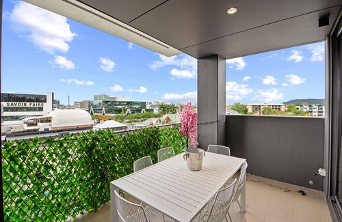 Milton Apartment | Stylish Apartment with Study & free Parking