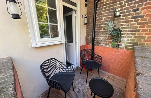 Kidbrooke with Hornfair Apartment | Stylish apt in a 1938 building w/parking