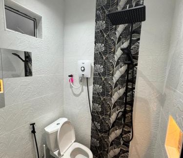 Central Seberang Perai House | Stylish Balinimo Guest room - King Bed, Free Netflix, Prime & Wi-Fi Near Bukit Mertajam