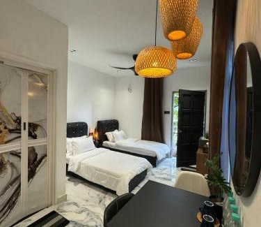 Central Seberang Perai House | Stylish Balinimo Guest room - King Bed, Free Netflix, Prime & Wi-Fi Near Bukit Mertajam
