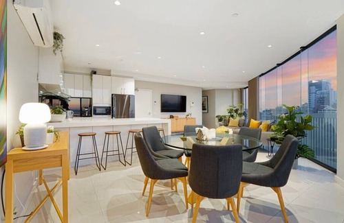 Port Melbourne Apartment | Stylish Bay-Side Executive Apt. w/parking