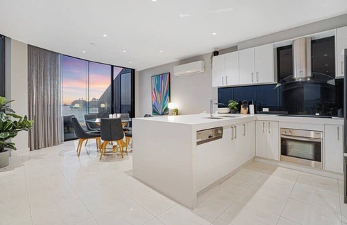 Port Melbourne Apartment | Stylish Bay-Side Executive Apt. w/parking