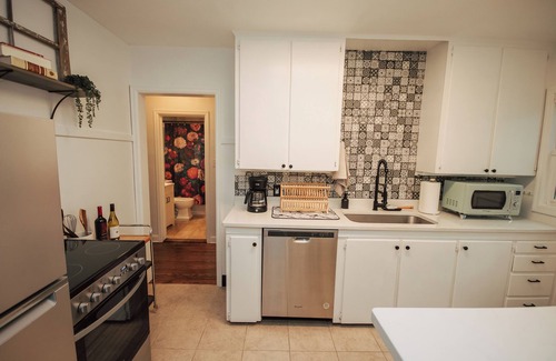 Beaverdale House | Stylish Beaverdale 2 Bedroom - King and Queen Beds - 2 Car Garage - Fast Wi-Fi