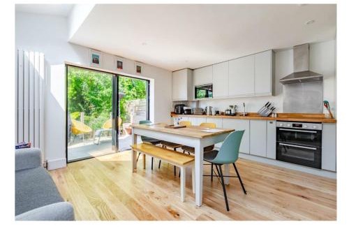 Brighton House | Stylish Brighton Haven, Sleeps 1 to 7, free parking