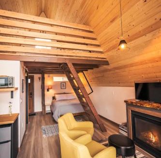 Stevenson House | Stylish Cabin with River Views ArtBliss One