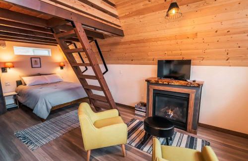 Stevenson House | Stylish Cabin with River Views ArtBliss One