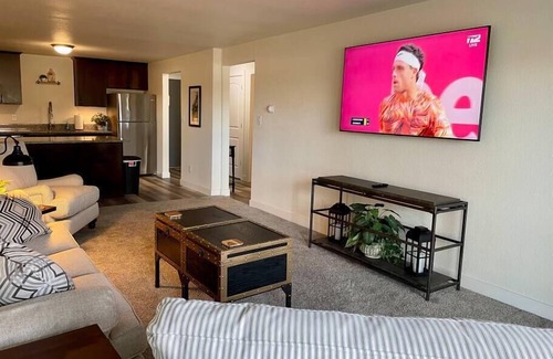 De Pere Apartment | Stylish & Chic Modern Residence