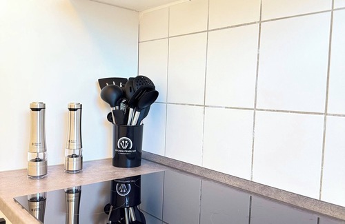 Vahrenwald Apartment | Stylish city apartment I WiFi I movie screen I balcony I central