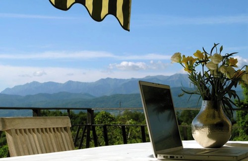Maglietola House | Stylish Comfort Meets Tuscan Charm. 4 bathrooms and high-speed internet.