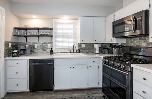 East Raleigh House | Stylish & Comfy ~ 5★ Location near Downtown ~ Backyard ~ Updated