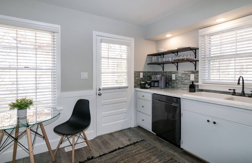 East Raleigh House | Stylish & Comfy ~ 5★ Location near Downtown ~ Backyard ~ Updated